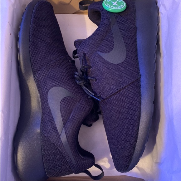 roshe run triple black